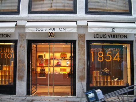 Find Louis Vuitton Stores in Italy 